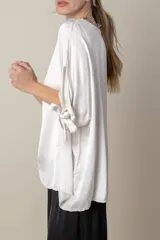 Blusa italiana holgada de color negro con cuello redondo y mangas 3/4 con detalle de lazos.