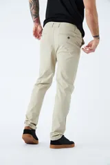 Pantalón chino de gabardina color beige, de corte regular, con cierre frontal y bolsillos laterales y traseros.