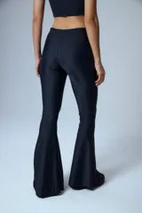 Pantalón oxford negro de tricot sin cintura, con costuras centrales en el delantero y tajos en la botamanga.