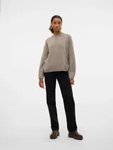 Sweater de punto grueso color beige, con cuello redondo y hombros caídos.