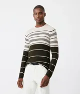 Suéter de punto manga larga con cuello redondo y diseño a rayas horizontales en tonos beige, blanco y verde oliva.