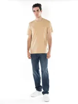 Remera de algodón color beige con cuello redondo y logo CK bordado en el pecho.