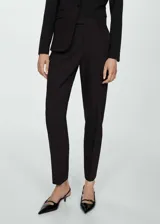 Pantalón de vestir negro de corte recto, con trabillas, tiro medio y bolsillos laterales y traseros.