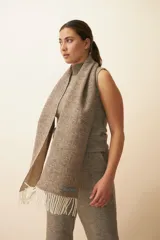 Bufanda unisex con flecos, confeccionada en lana fina sin teñir, con diseño pata de gallo en tonos beige y marrón.