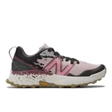 Championes de trail running New Balance Fresh Foam X Hierro V7, color rosa con detalles en negro y logo "N" en rosa. Suela Vibram con excelente agarre.