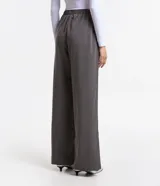 Pantalón recto gris de viscosa, con cintura elástica, cordón de ajuste y bolsillos laterales.