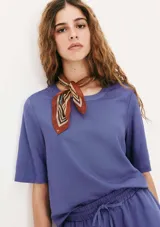 Blusa de lino color lila, de corte recto y manga corta.