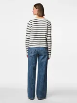 Cárdigan de punto con rayas horizontales negras y blancas, cuello redondo y cierre frontal con botones dorados.