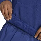 Buzo hoodie Adidas M 3S FT HD azul con capucha, bolsillo tipo canguro y logo de la marca bordado en el pecho. Presenta las tres tiras características de la marca en color blanco sobre las mangas.