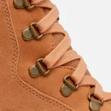 Botas de caña media color caramelo, con cordones y suela chunky de goma blanca y marrón.