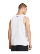 Musculosa deportiva Under Armour negra con logo blanco estampado en el pecho. Tejido ligero, suave y de secado rápido.