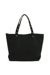 Bolso shopper negro con tachas plateadas en los laterales y en las asas. Tiene un bolsillo interno.