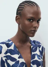 Vestido largo de manga corta con estampado de hojas en azul marino y blanco. Presenta escote de pico, fruncido ajustable en la cintura y corte evasé.