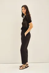 Pantalón recto color blanco, de lino con bolsillos laterales y elástico interno en la cintura.