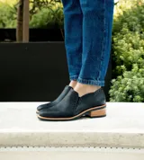 Zapato de cuero vacuno color blanco con taco de madera de 4 cm y horma de punta fina.