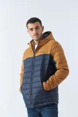 Campera puffer para hombre, con capucha ajustable y bolsillos con cierre.