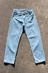 Pantalón de jean celeste de corte amplio y estilo baggy.