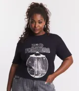 Remera negra de algodón de tallas grandes, con cuello redondo, mangas cortas y estampado frontal de la banda Foo Fighters con acabado en purpurina.