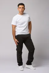 Pantalón cargo color marrón claro de gabardina, corte recto y tiro medio, con bolsillos laterales con solapa y bolsillos traseros.