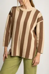 Sweater de punto con rayas verticales anchas en color marrón y beige, de corte oversize y mangas largas.