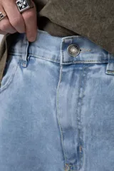 Bermuda de jean gris oscuro, corte recto y largo hasta la rodilla.