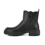 Bota negra de cuero sintético con elástico lateral, caña baja y suela track.