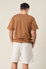 Bermuda azul marino de corte suelto en friza melange, con cintura elástica, cordón de ajuste y bolsillos laterales.