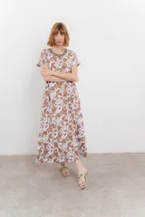 Vestido largo de algodón con elastano, estampado con manchas tipo vaca en tonos marrón y blanco. Tiene cuello redondo con ribete en contraste.