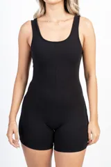 Enterito corto azul marino ajustado al cuerpo, con escote cuadrado y breteles anchos.