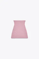 Minifalda rosa de tejido texturizado con tiro alto y corte ajustado.