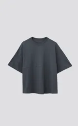Remera gris oscuro de corte holgado con mangas cortas.