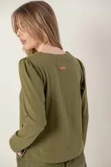 Remera azul marino de mangas largas con detalle de ribete plateado en el centro y en los puños.
