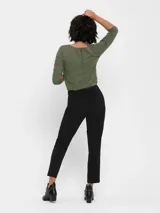 Pantalón de vestir negro de corte recto, tiro medio y trabillas para cinturón.