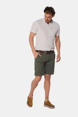 Bermuda clásica color beige confeccionada en algodón con elasticidad, con bolsillos laterales y detalle en bolsillo trasero.