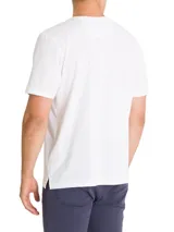 Remera blanca de jersey de algodón 100% orgánico, de manga corta y cuello redondo. Presenta un logo pequeño en el pecho.