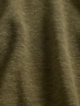 Remera crop blanca de lino con escote en V y mangas cortas.