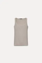 Camiseta ajustada color beige, de tirantes anchos y escote redondo.
