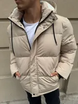 Campera puffer color beige, impermeable, con capucha desmontable forrada con corderito.