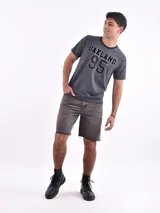 Remera de manga corta con diseño de bloques de color: azul marino en la parte superior y gris en la inferior. Estampado frontal con la palabra "Superior" y el número "76" en rojo.