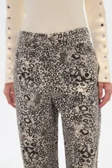Pantalón ancho de algodón con estampado abstracto en tonos beige y negro, de tiro alto y con bolsillos laterales.