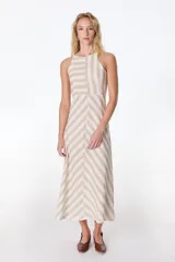 Vestido midi de lino a rayas verticales color verde y blanco, con cuello halter y corte evasé.