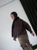 Campera de cuero vacuno negra con corderito en el cuello y costuras a mano.