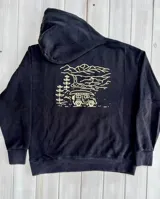 Hoodie negro con capucha y cordones ajustables, con estampado en la espalda de montañas, árboles, río y una camioneta con canoa en color blanco.