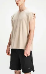 Musculosa color beige de corte recto y cuello redondo.