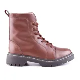 Bota de cuero color marrón con cordones y suela de goma con costuras blancas.
