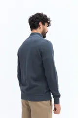 Campera de algodón color azul marino, con cierre frontal, cuello alto y puños. Presenta un pequeño logo bordado en el pecho.