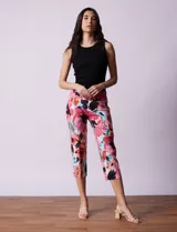 Pantalón capri de gabardina elastizada estampada, marca Zac & Rachel. Pretina ancha elastizada.
