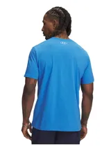 Remera negra de mangas cortas con logo Under Armour estampado en blanco en el frente.