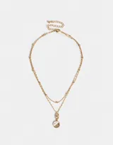Collar corto dorado de doble cadena, una con bolitas y otra con dije redondo con diseño místico.