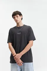 Remera marrón de manga corta con cuello redondo y estampado en la espalda con motivos geométricos y el logo de la marca Mistral.